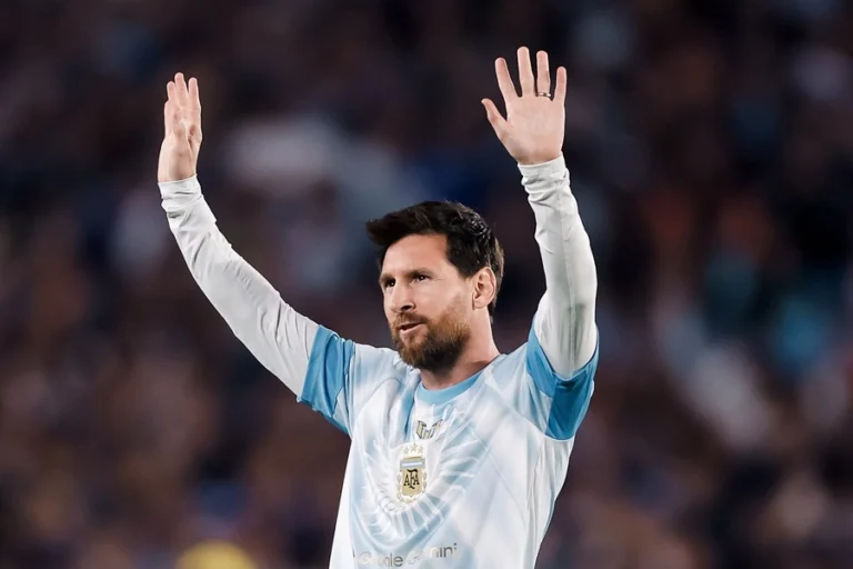 Lionel Messi habla ante los aficionados tras su último partido con Argentina