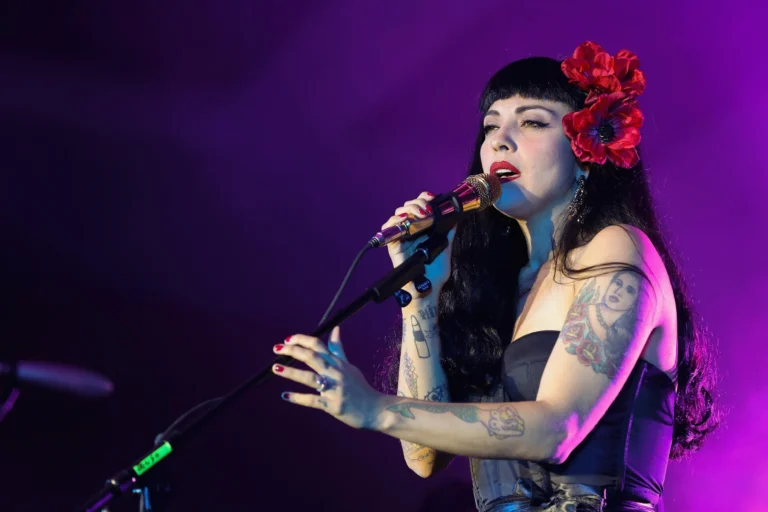 Mon Laferte canta ante el público durante su presentación en Rock al Parque en Bogotá. Copiar ALT