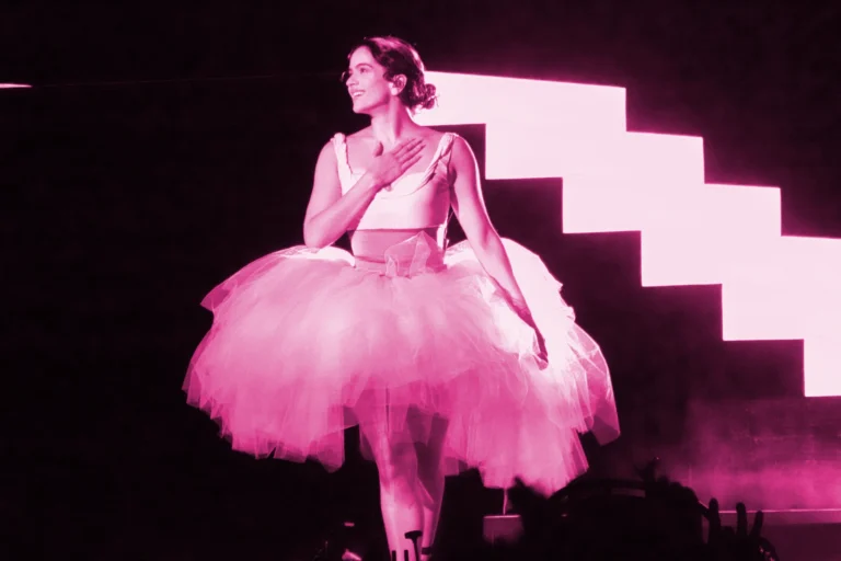 La cantante española Rosalía reacciona durante una actuación en Bogotá, Colombia, en julio de 2026.