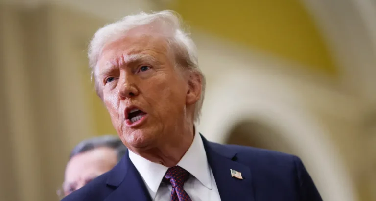 Donald Trump durante un mitin político en Iowa, donde volvió a cuestionar las elecciones presidenciales de 2020.
